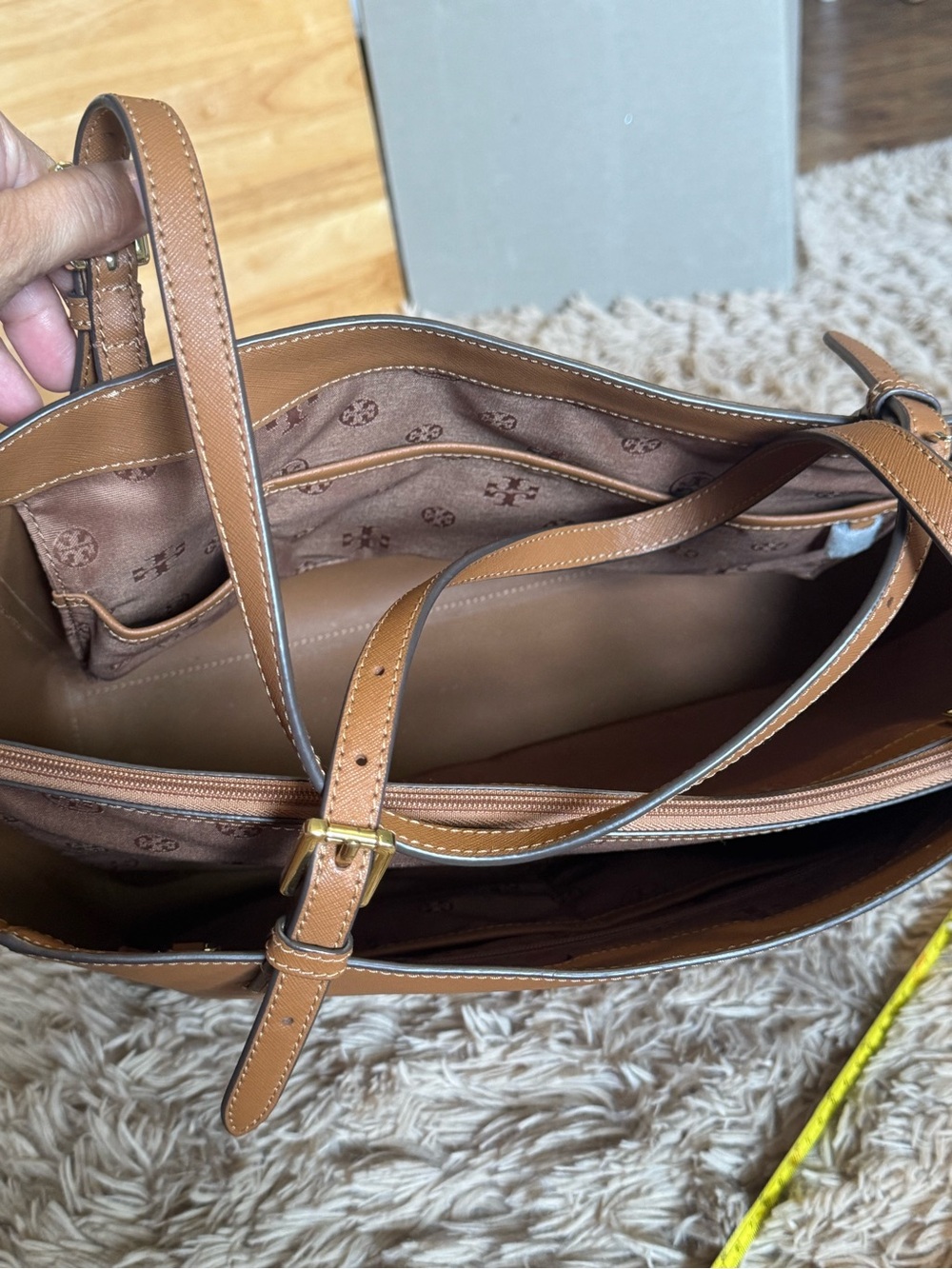 Excellent Condition Tory Burch Cognac Leather Saffiano Tote - Picture 8 of 13